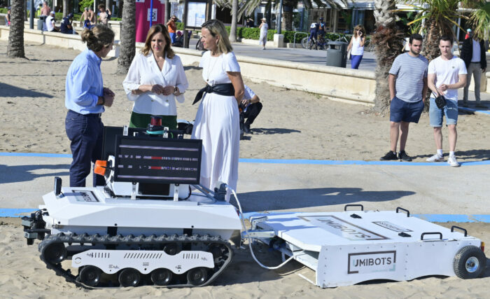 València realiza su primera prueba como laboratorio urbano con un robot inteligente para la limpieza de playas mediante IA