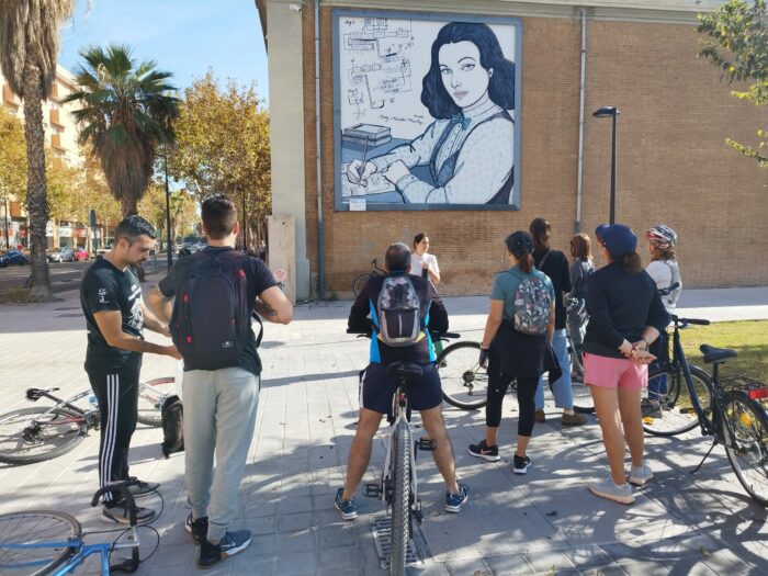 Las Naves y la UPV publican una autoguía de rutas en bici por los murales de Dones de Ciència  