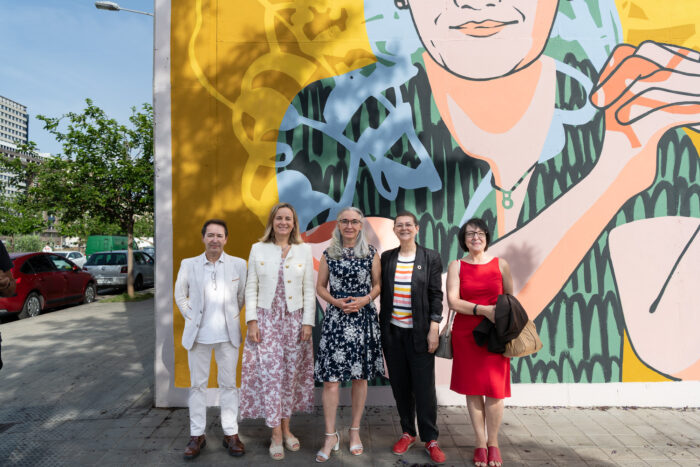 La biofísica Eva Nogales inaugura su mural de Dones de Ciència 