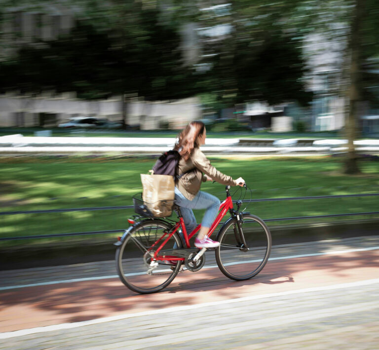 Persona andando en bicicleta