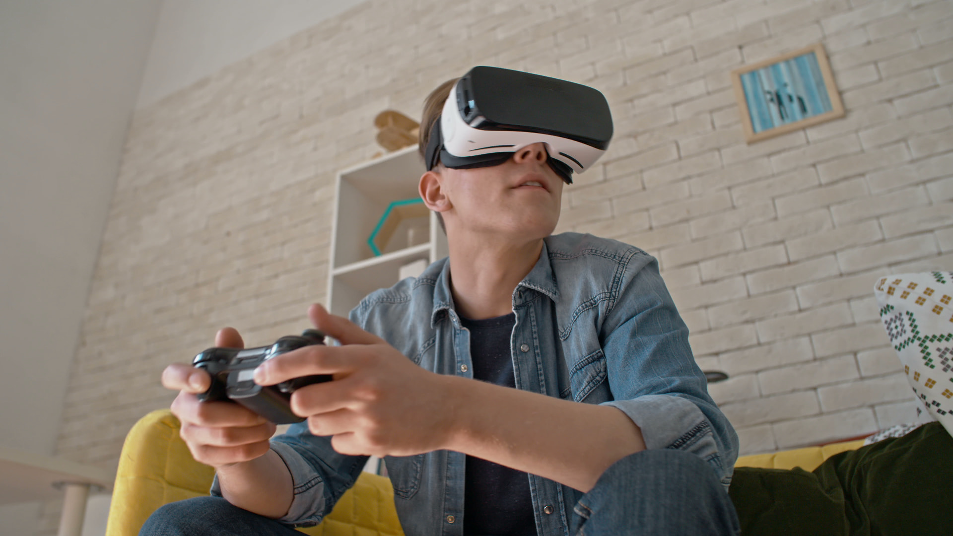 Jover jugando a videojuegos con gafas VR