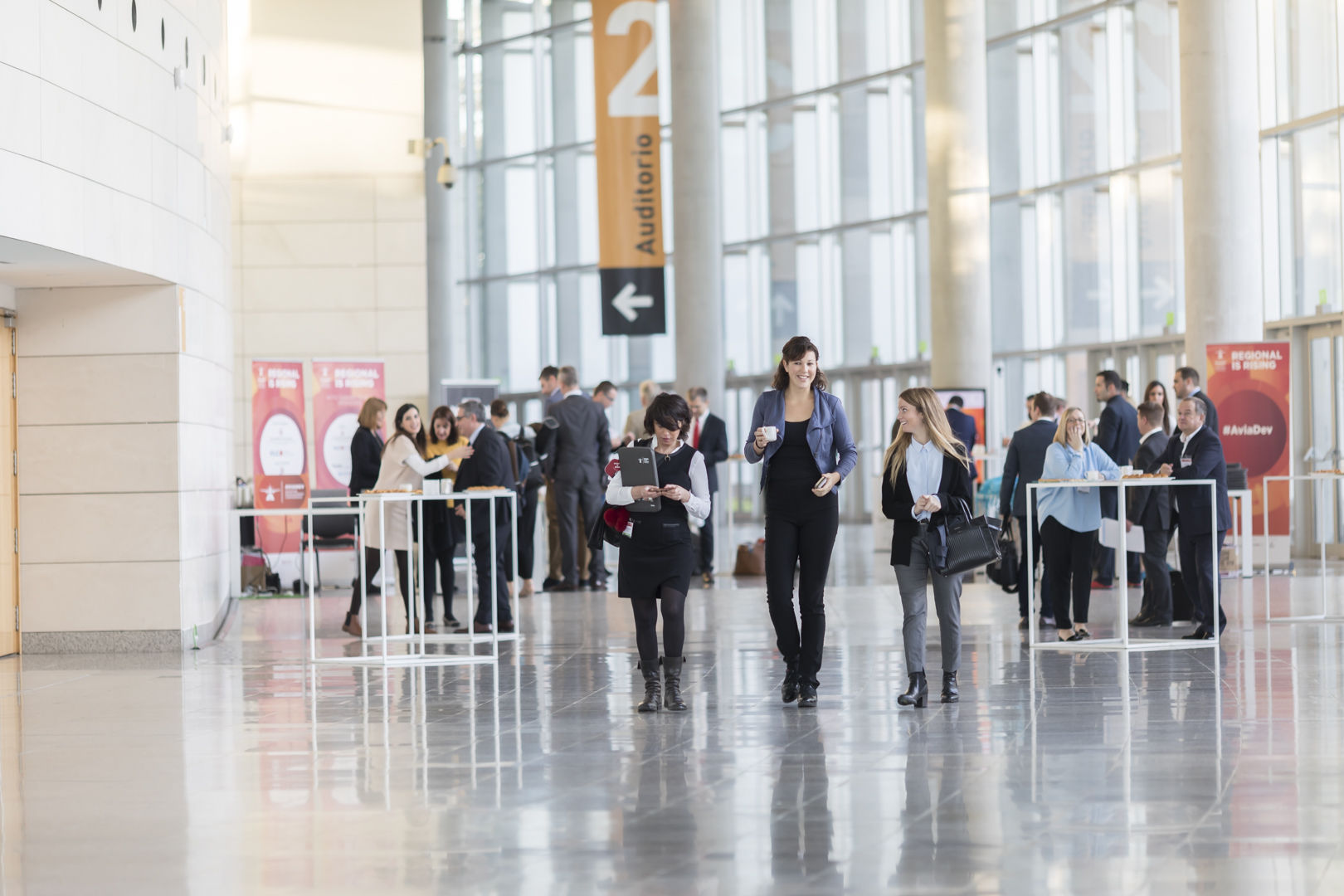Mujeres caminando aeropuerto