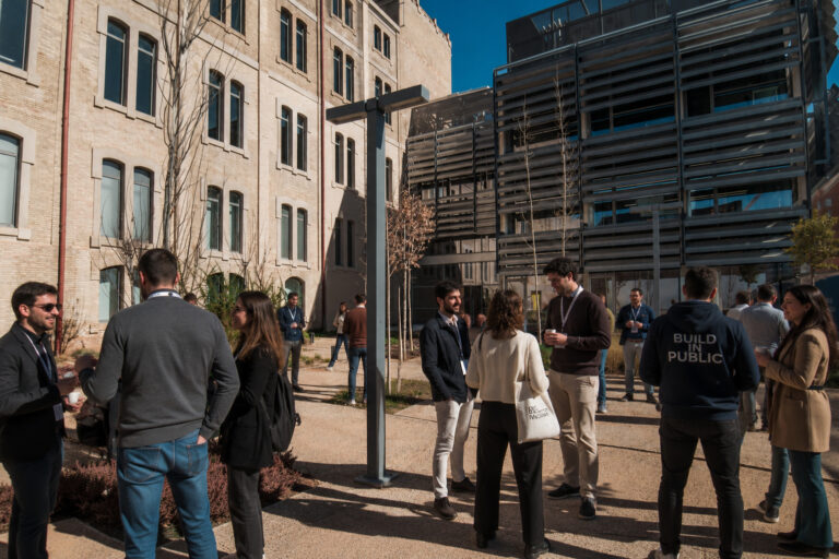 Personas en plaza Valencia